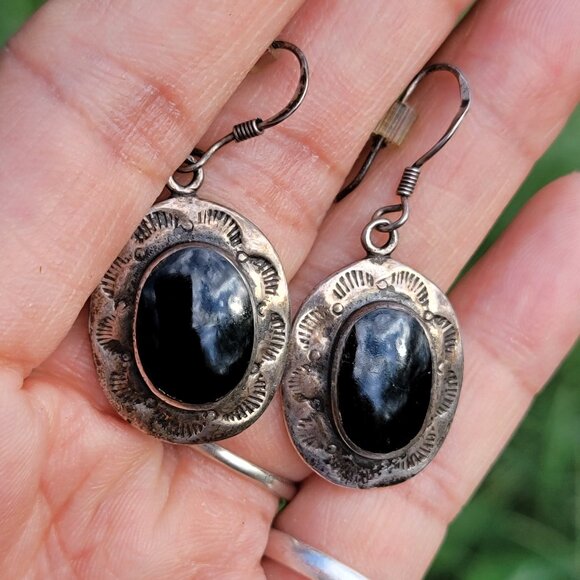 Vintage Native American handmade 925 sterling silver stampwork onyx earrings - Picture 2 of 16